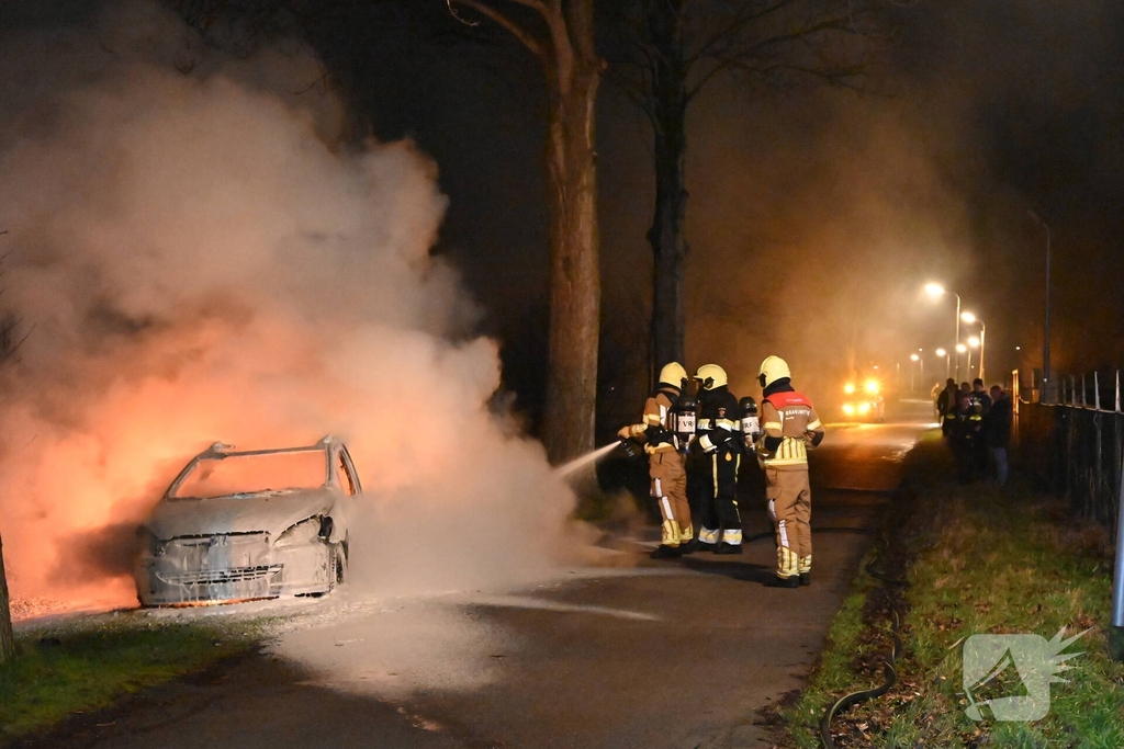 Auto in vlammen opgegaan