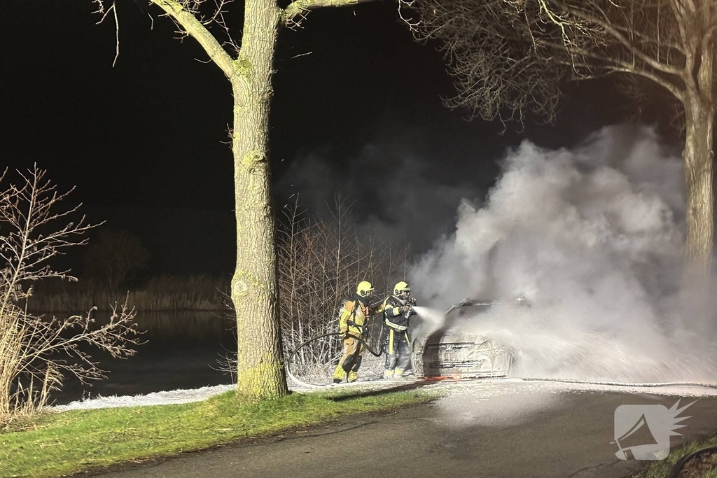 Auto in vlammen opgegaan