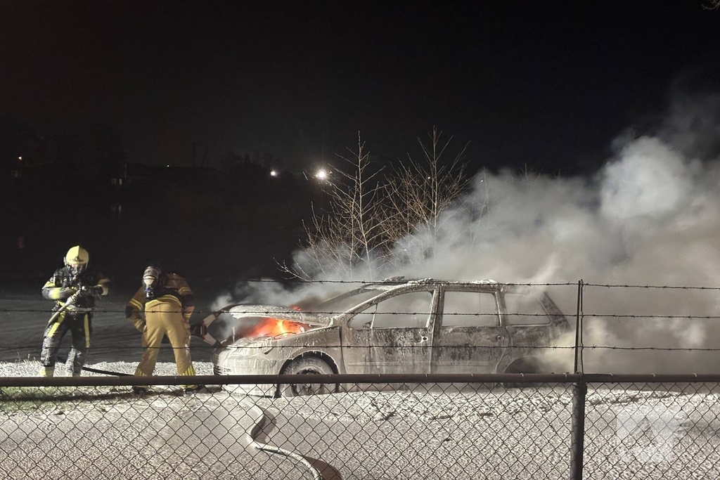 Auto in vlammen opgegaan