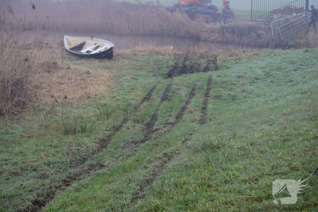 Auto met vier inzittenden belandt in het water