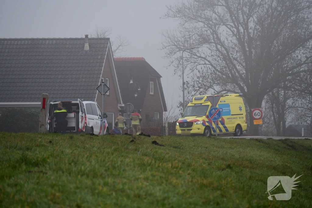 Auto met vier inzittenden belandt in het water