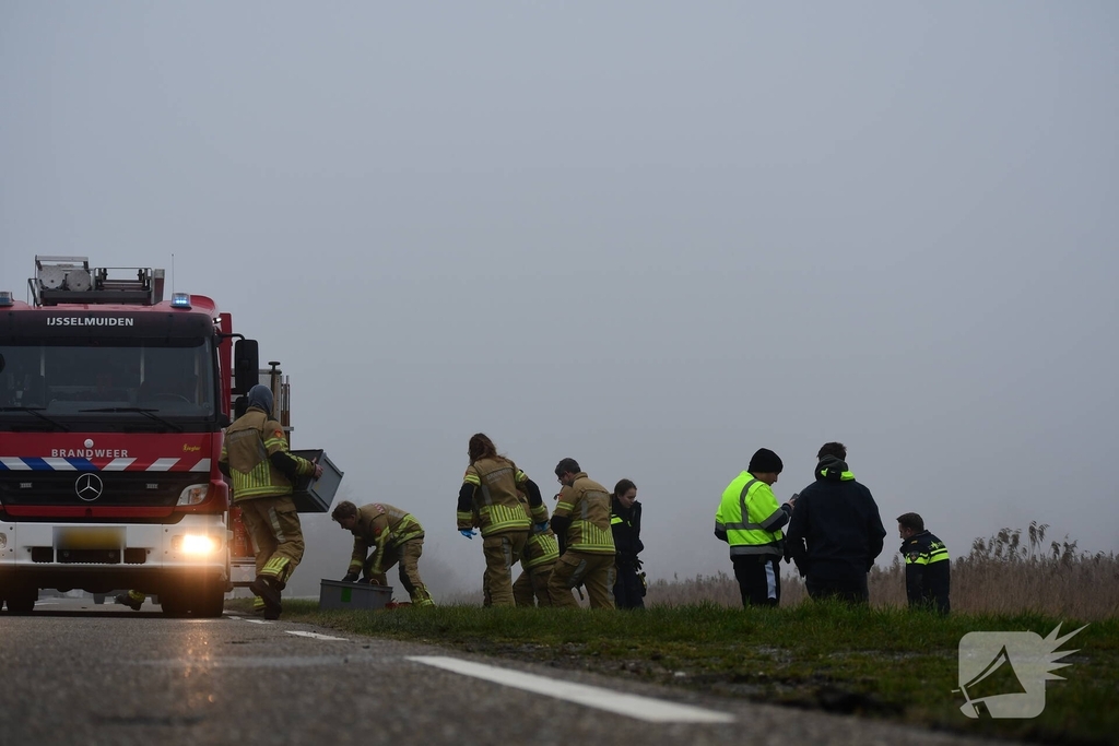Auto met vier inzittenden belandt in het water