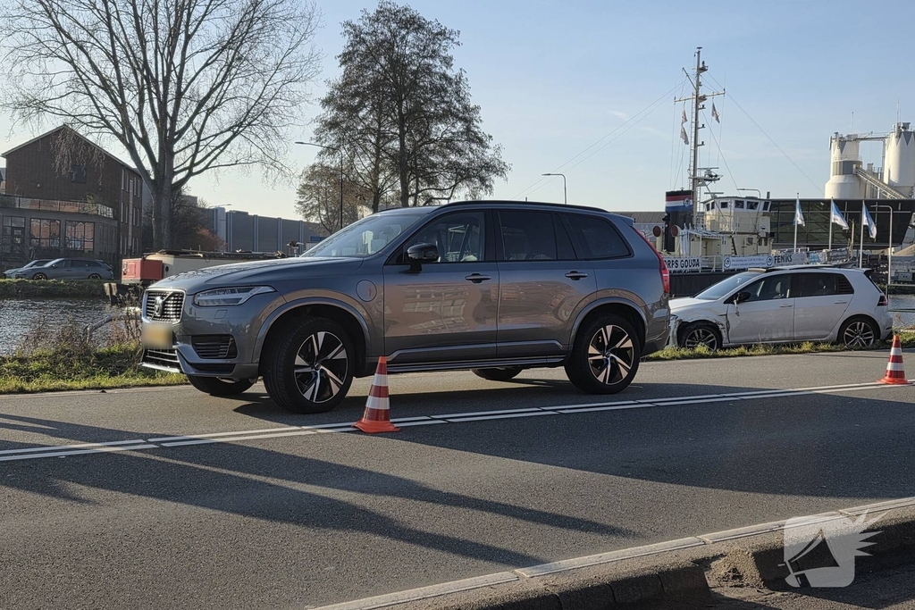 Lantaarnpaal omver na botsing