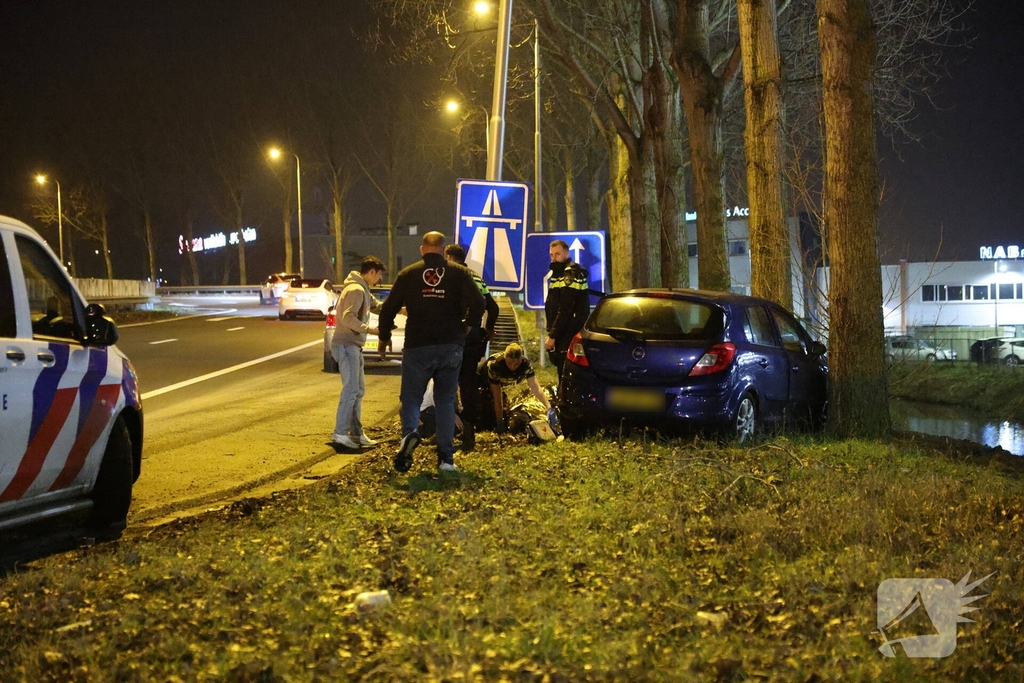 Bestuurder onwel na aanrijding met lantaarnpaal en boom