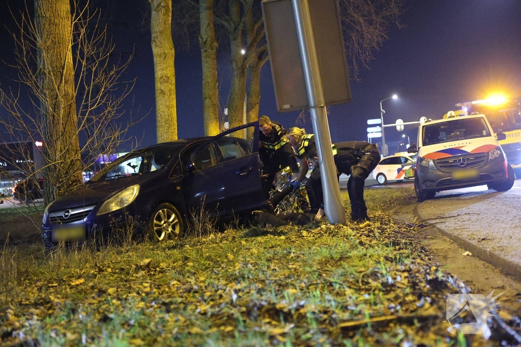 Bestuurder onwel na aanrijding met lantaarnpaal en boom