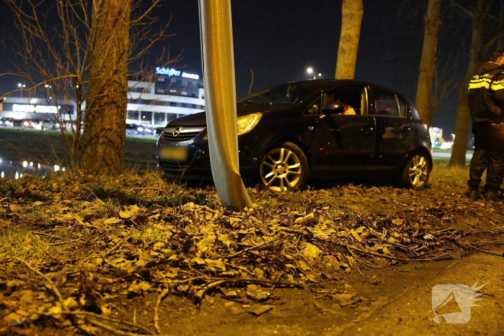 Bestuurder onwel na aanrijding met lantaarnpaal en boom