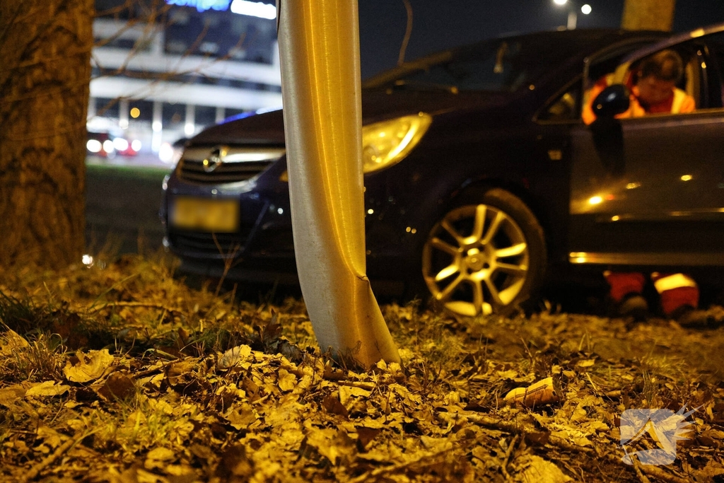 Bestuurder onwel na aanrijding met lantaarnpaal en boom