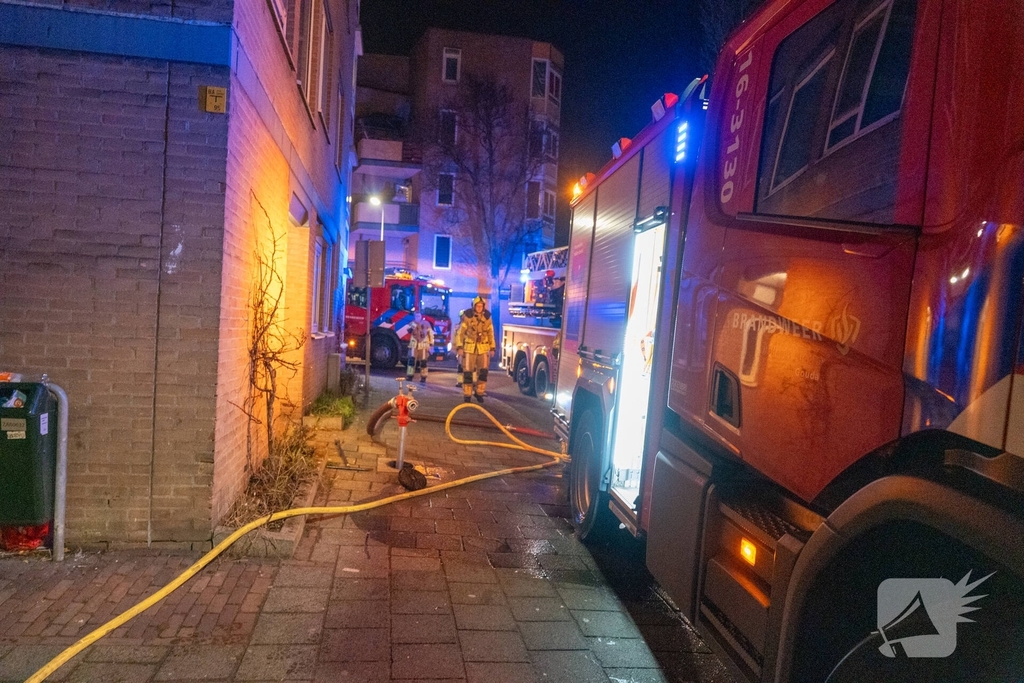 Brand in portiekwoning