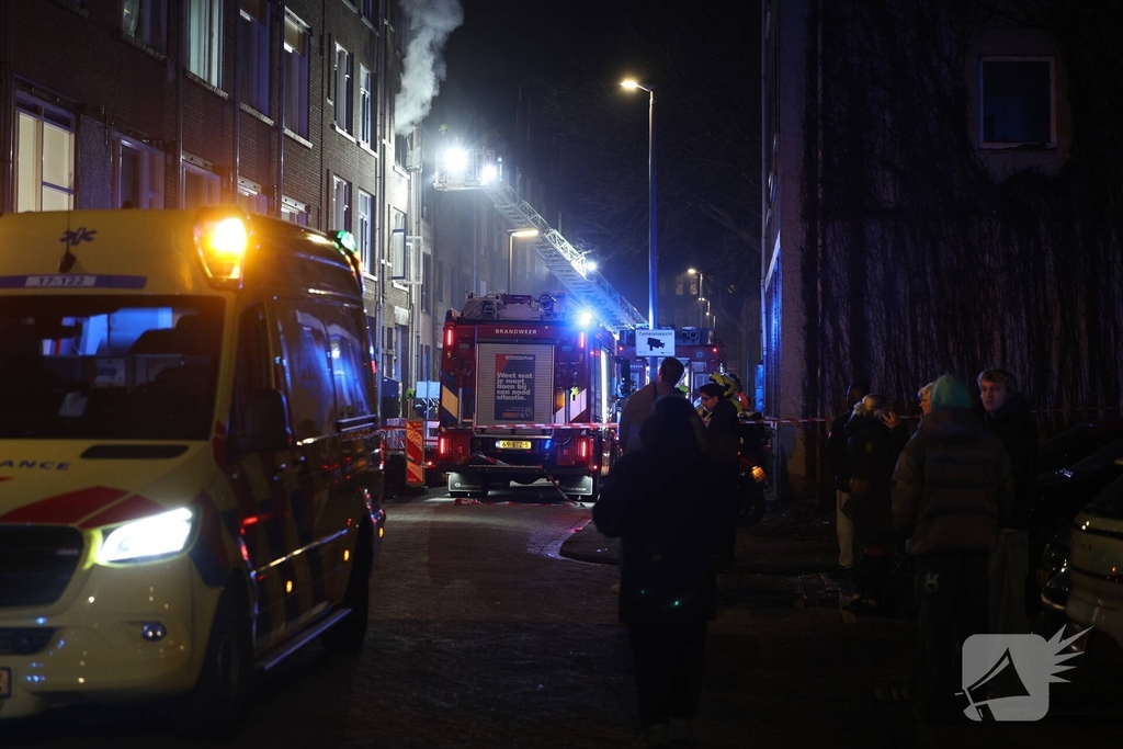 Brandweer schaalt op bij uitslaande woningbrand