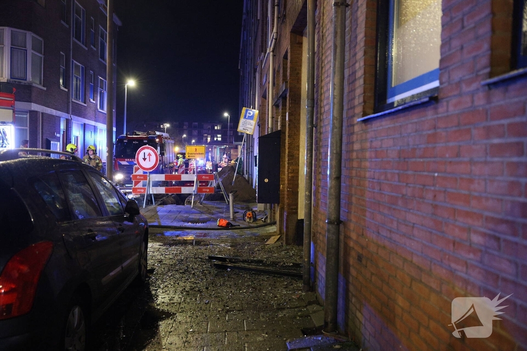 Brandweer schaalt op bij uitslaande woningbrand