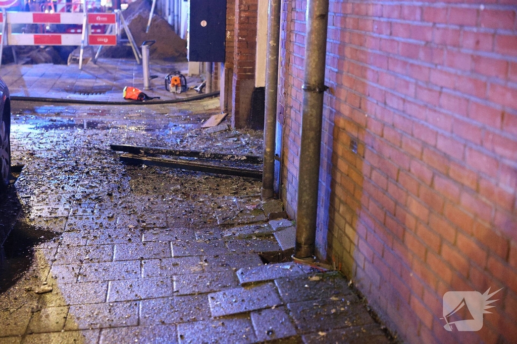 Brandweer schaalt op bij uitslaande woningbrand