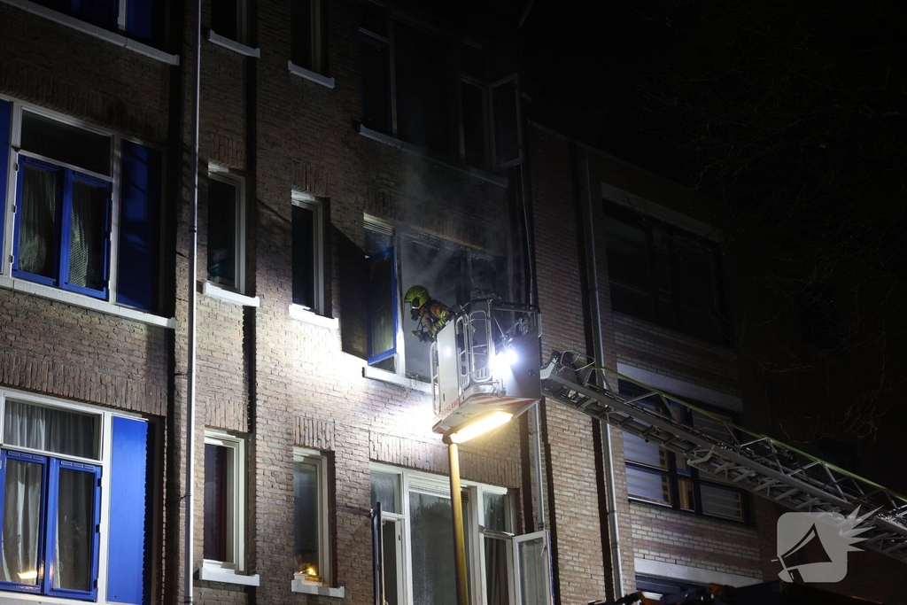 Brandweer schaalt op bij uitslaande woningbrand