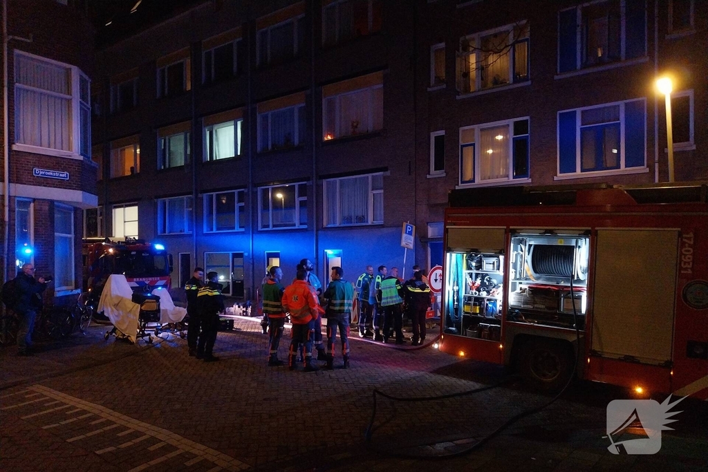 Brandweer schaalt op bij uitslaande woningbrand