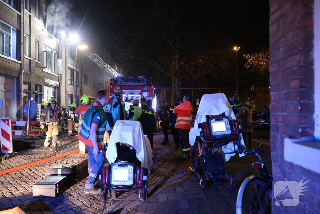 Brandweer schaalt op bij uitslaande woningbrand
