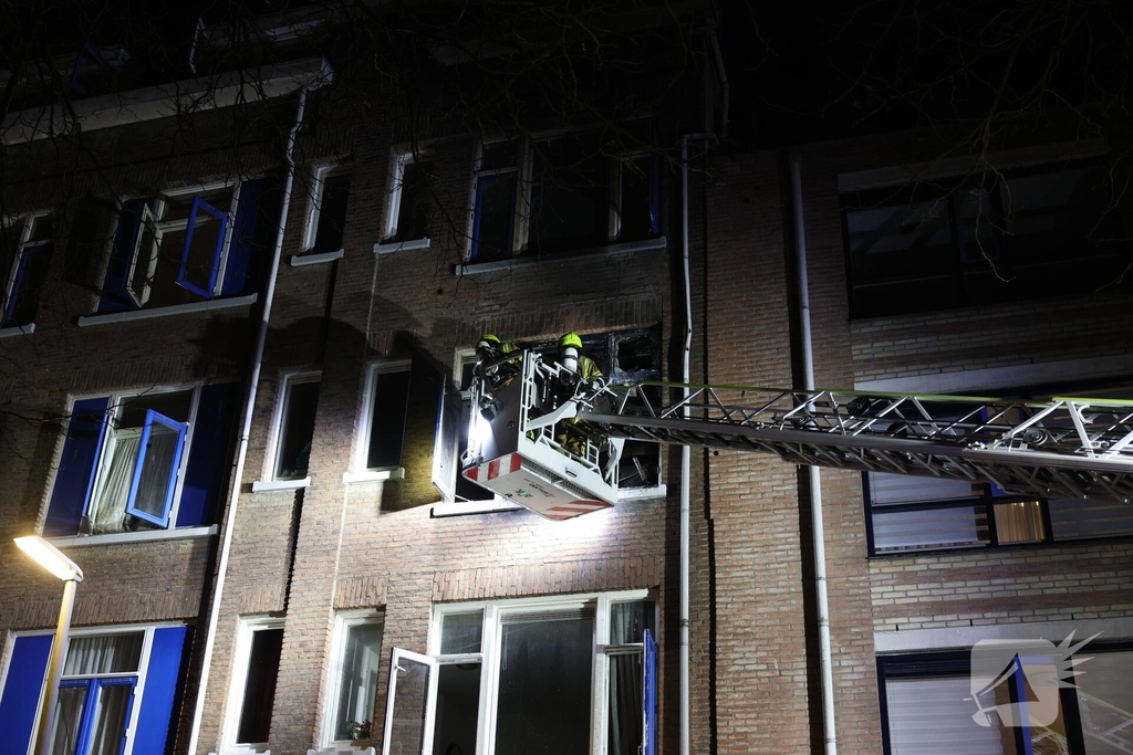 Brandweer schaalt op bij uitslaande woningbrand