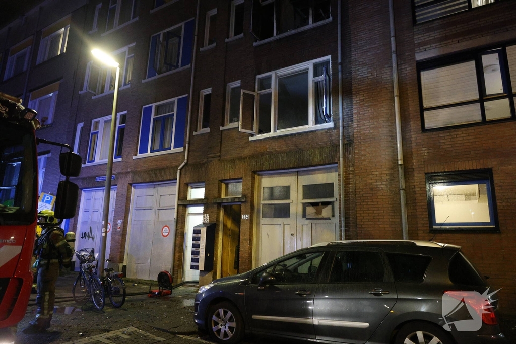 Brandweer schaalt op bij uitslaande woningbrand