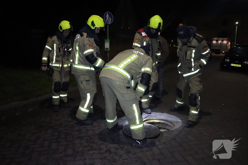 Brandweer onderzoekt chemische lucht in woningen