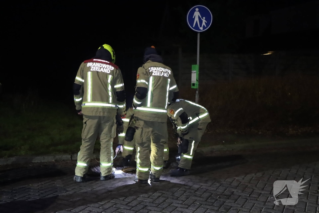 Brandweer onderzoekt chemische lucht in woningen