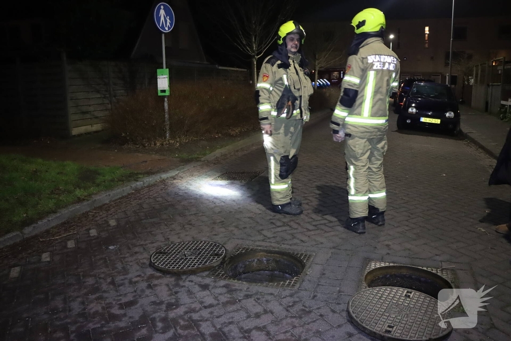 Brandweer onderzoekt chemische lucht in woningen