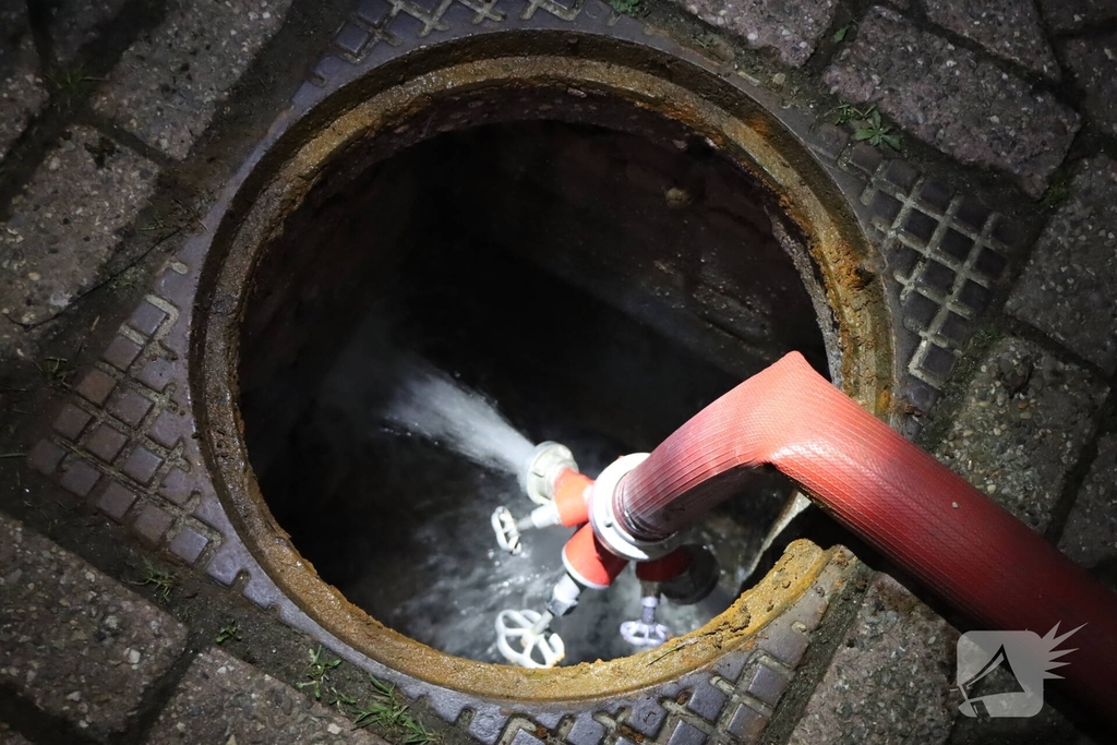 Brandweer onderzoekt chemische lucht in woningen