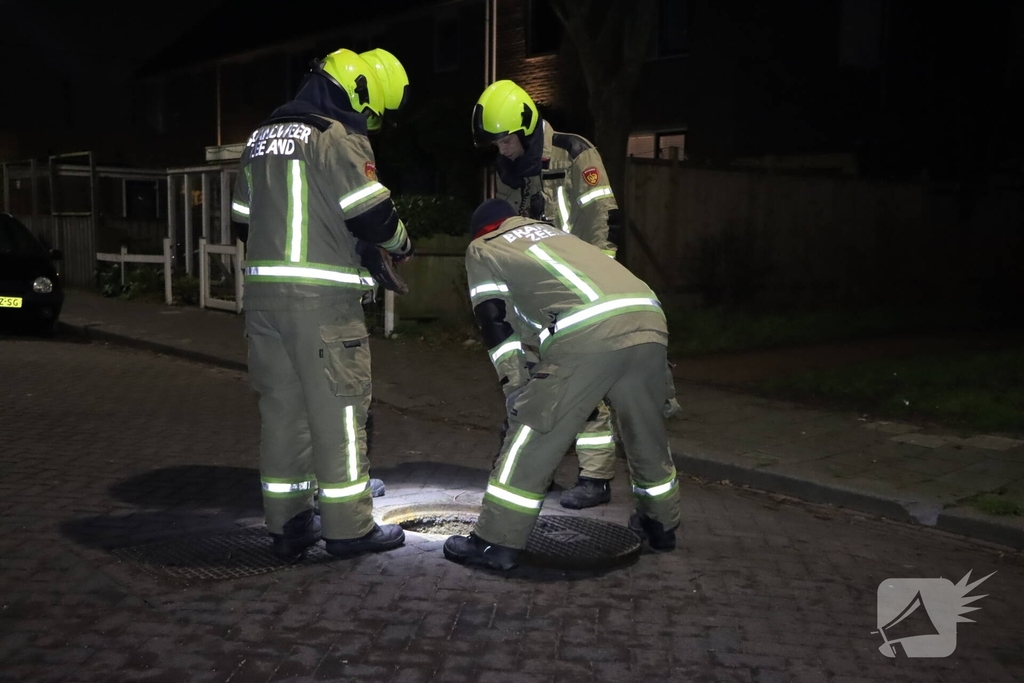 Brandweer onderzoekt chemische lucht in woningen