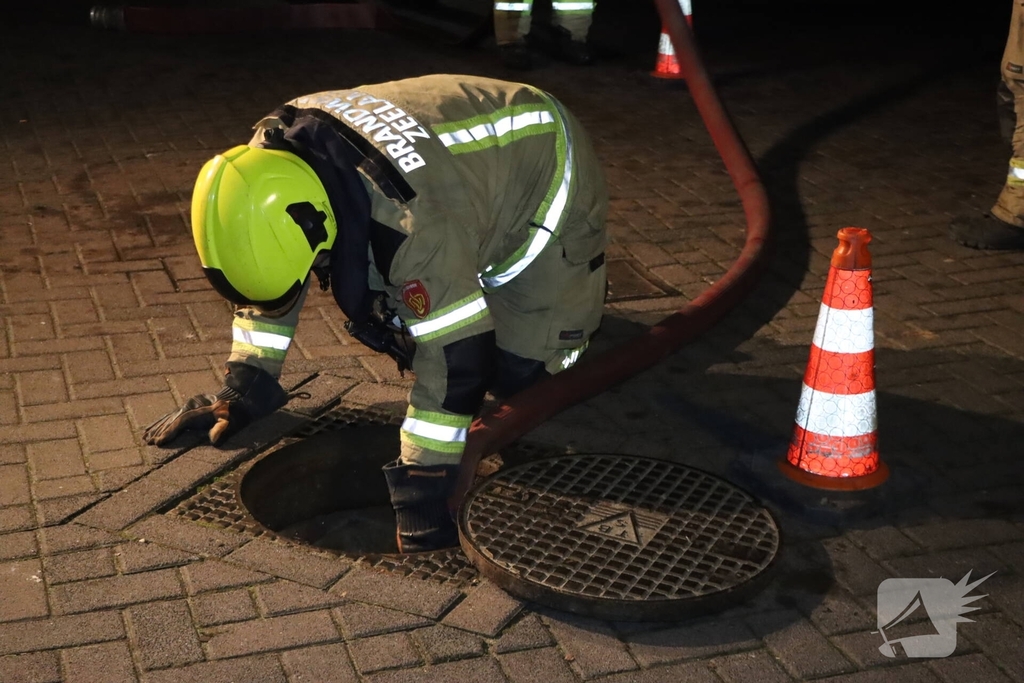 Brandweer onderzoekt chemische lucht in woningen