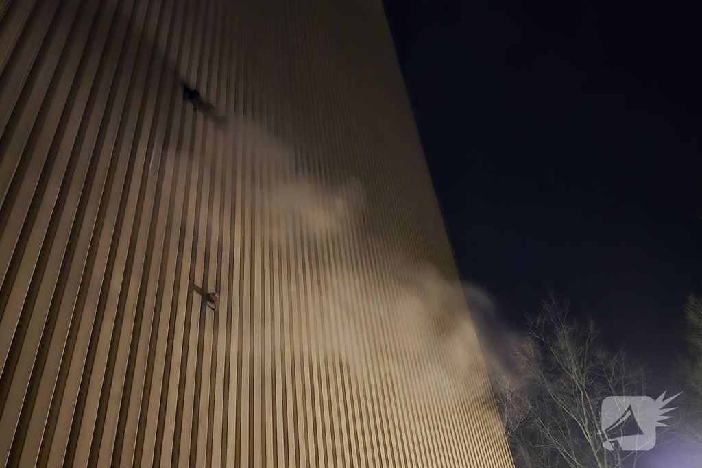 Brandweer onderzoekt abnormale rookontwikkeling en damp uit de schoorsteen