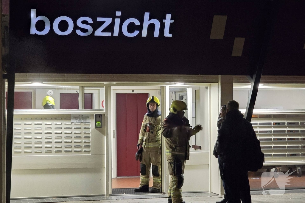 Brandweer onderzoekt abnormale rookontwikkeling en damp uit de schoorsteen