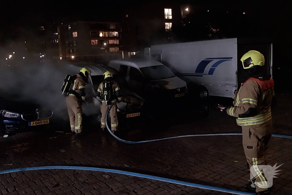 Autobrand leidt tot schade aan voertuigen