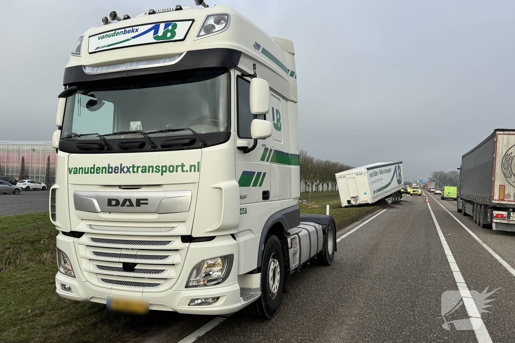 Trailer vrachtwagen schiet los op drukke weg