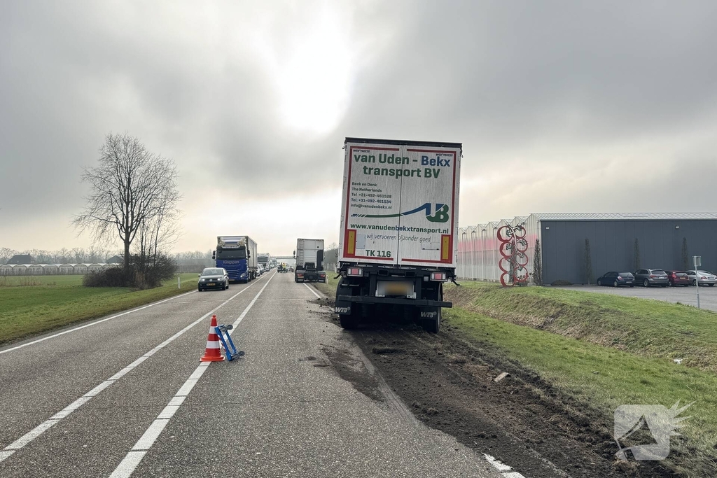 Trailer vrachtwagen schiet los op drukke weg