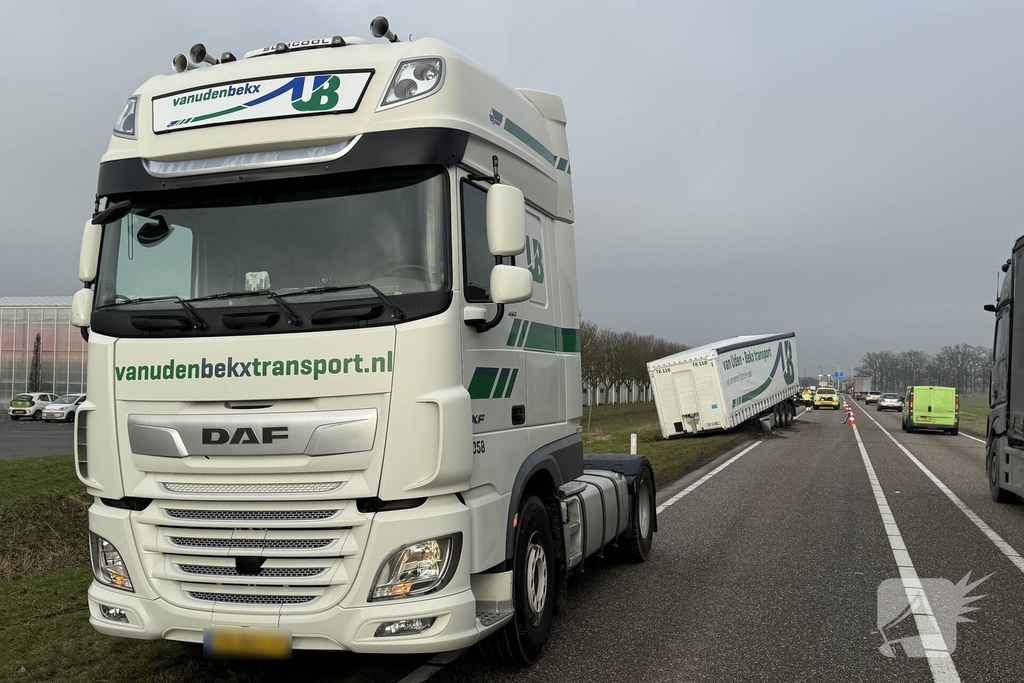 Trailer vrachtwagen schiet los op drukke weg