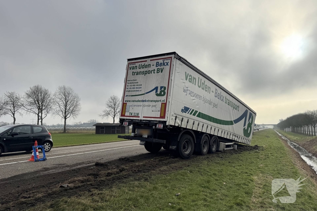 Trailer vrachtwagen schiet los op drukke weg