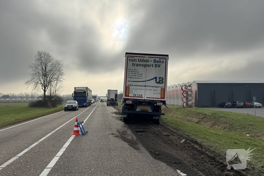 Trailer vrachtwagen schiet los op drukke weg