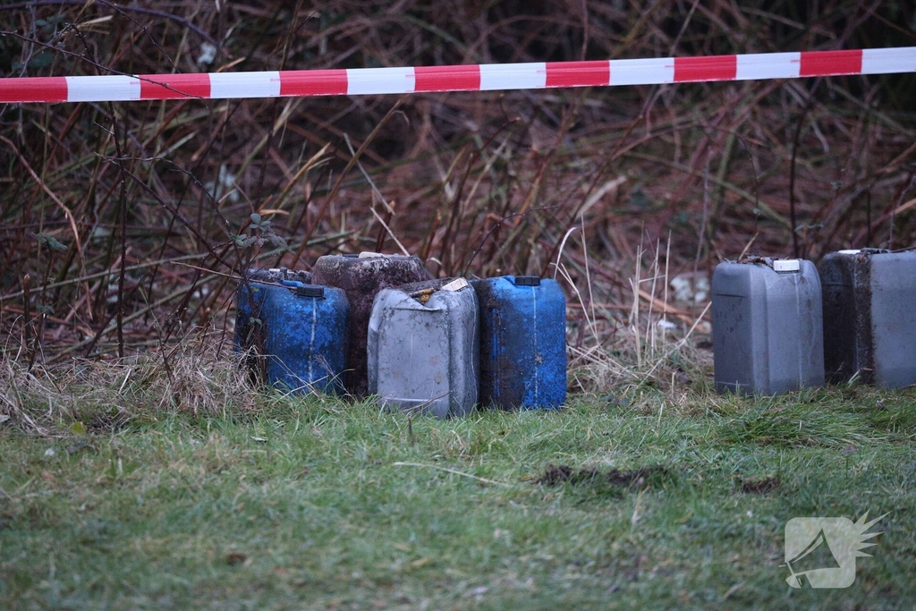 Tientallen vaten ontdekt in bosschages