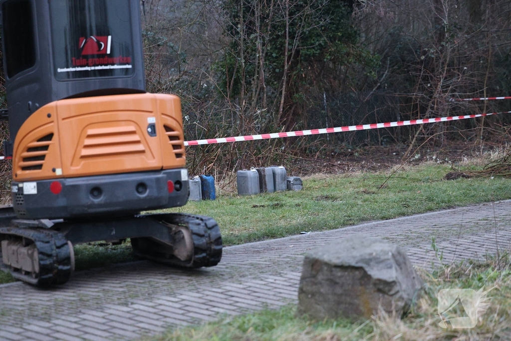 Tientallen vaten ontdekt in bosschages
