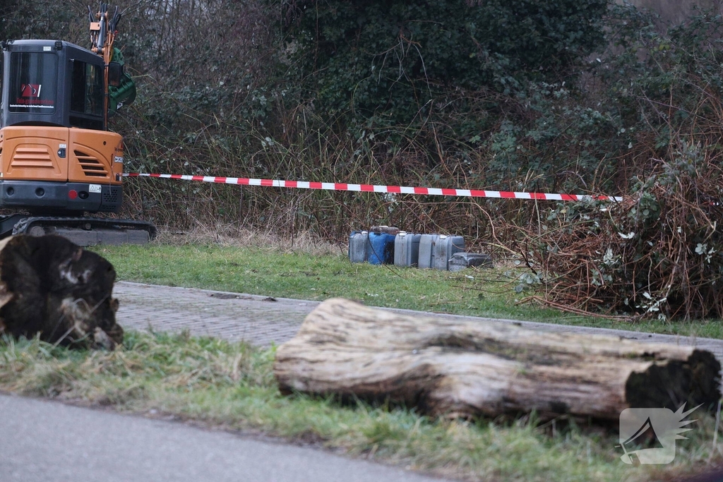 Tientallen vaten ontdekt in bosschages