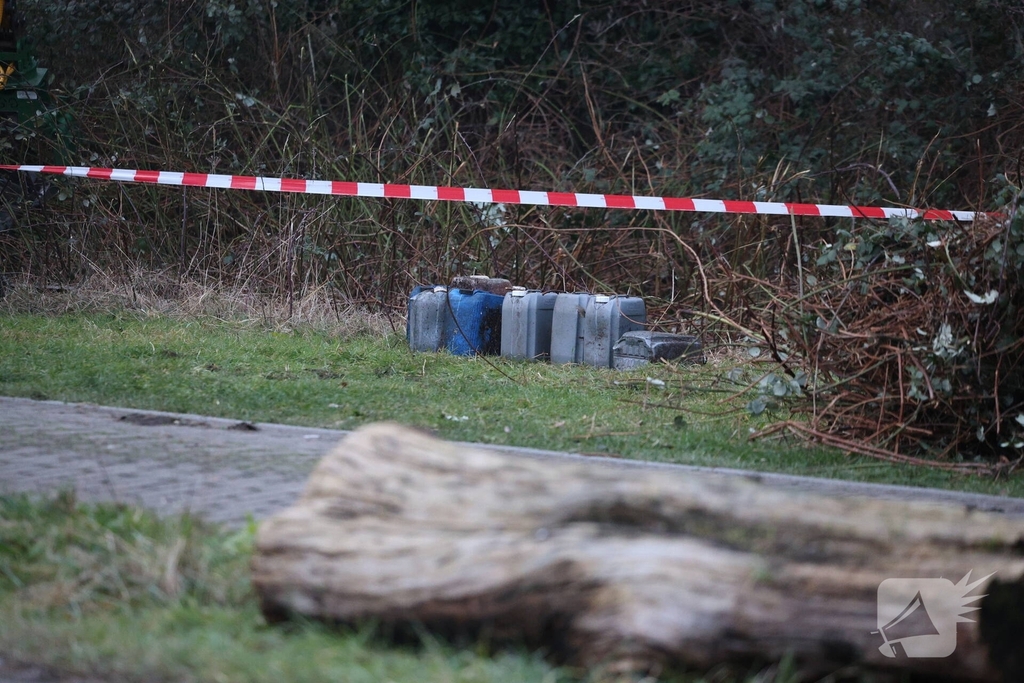 Tientallen vaten ontdekt in bosschages