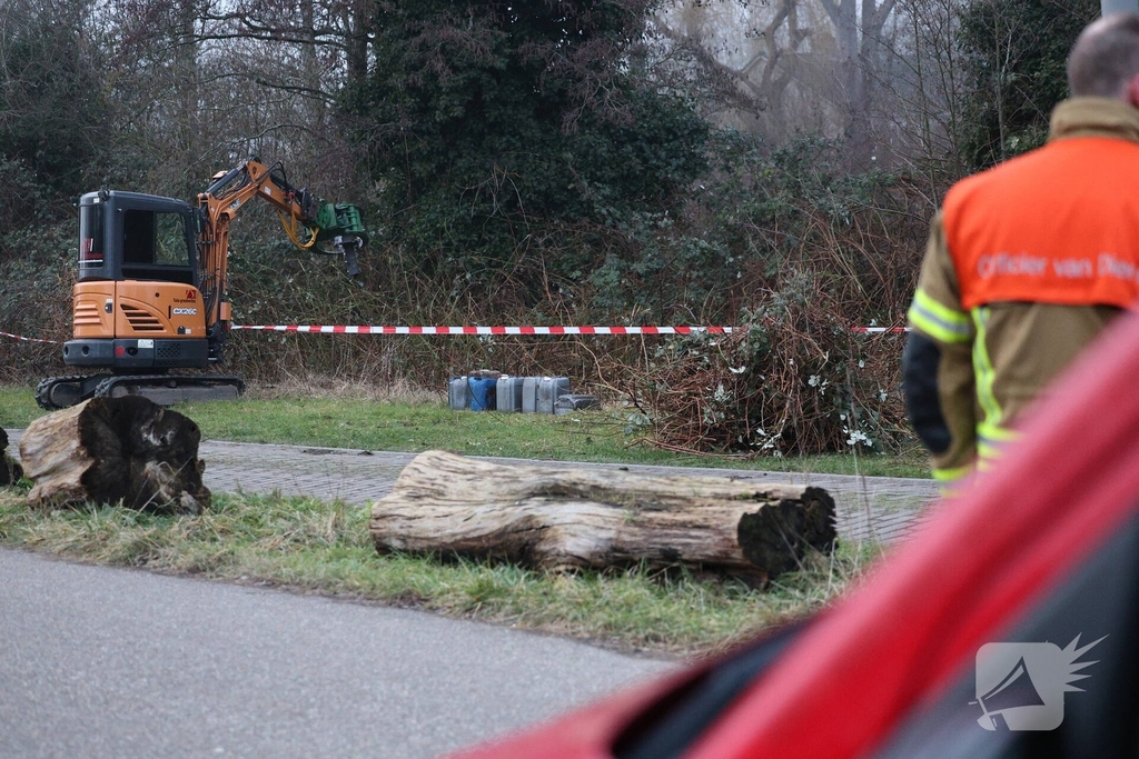 Tientallen vaten ontdekt in bosschages