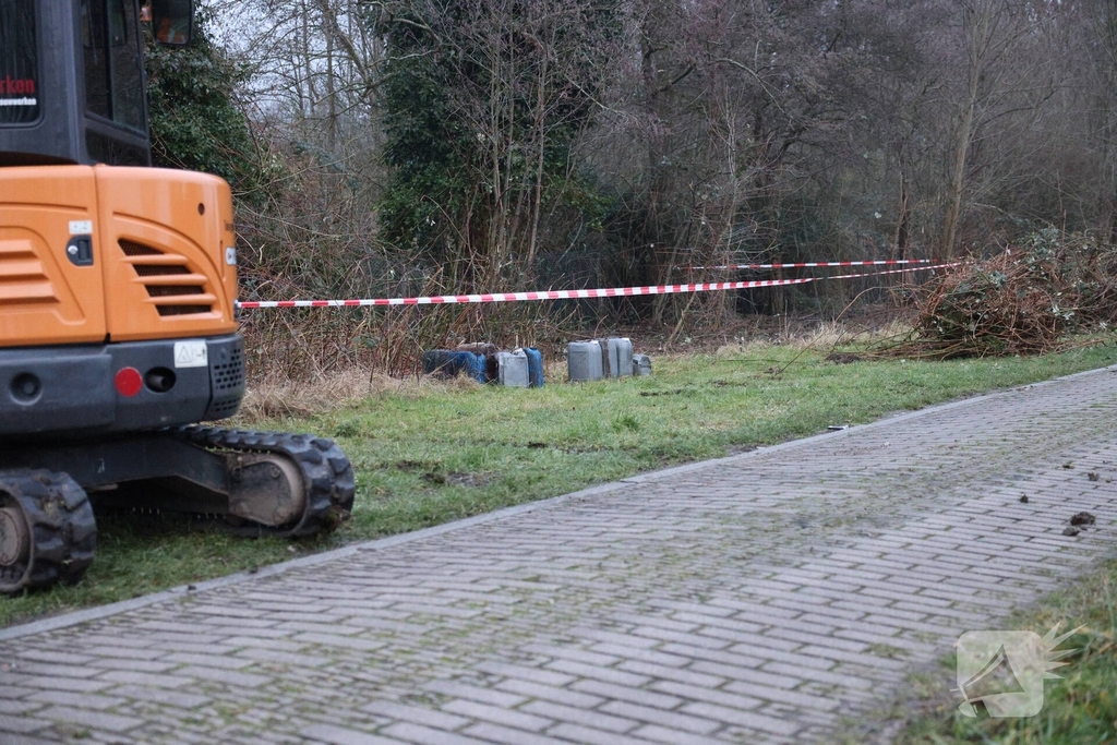 Tientallen vaten ontdekt in bosschages