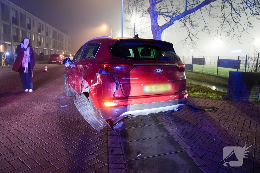 Auto belandt in water na botsing met andere auto