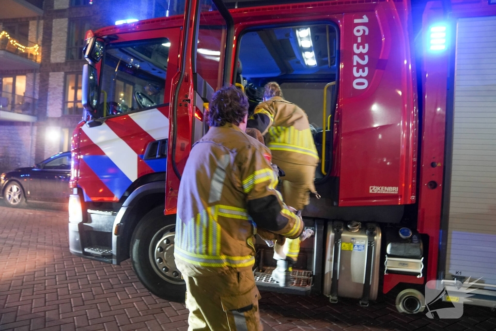 Auto belandt in water na botsing met andere auto
