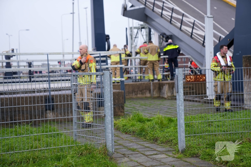 Brandweer redt slachtoffer uit voertuig