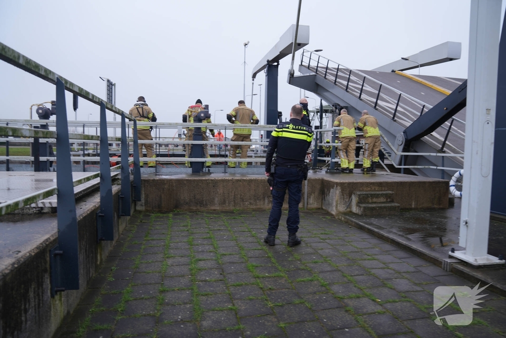 Brandweer redt slachtoffer uit voertuig