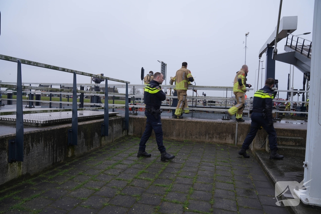 Brandweer redt slachtoffer uit voertuig