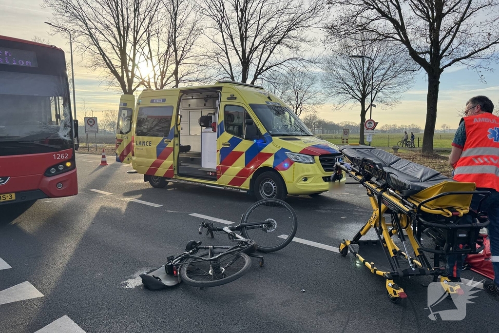 Fietser ernstig gewond bij aanrijding met lijnbus