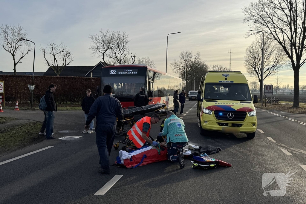 Fietser ernstig gewond bij aanrijding met lijnbus