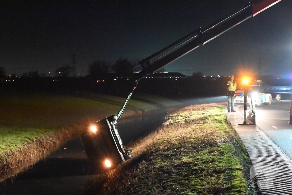 Voertuig op de kop in sloot na ongeval