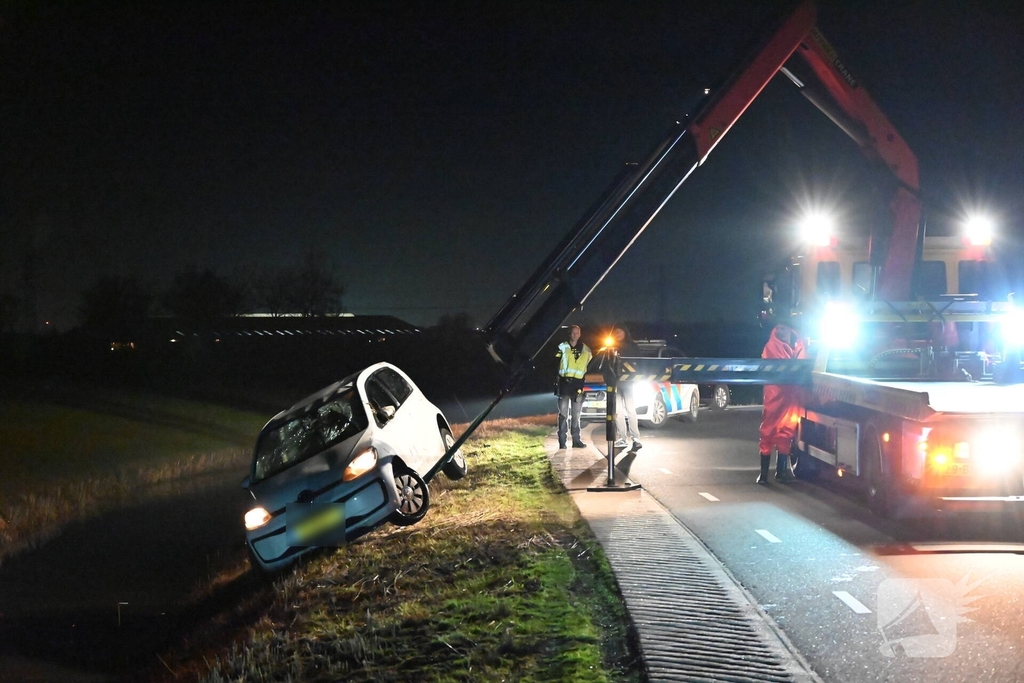 Voertuig op de kop in sloot na ongeval