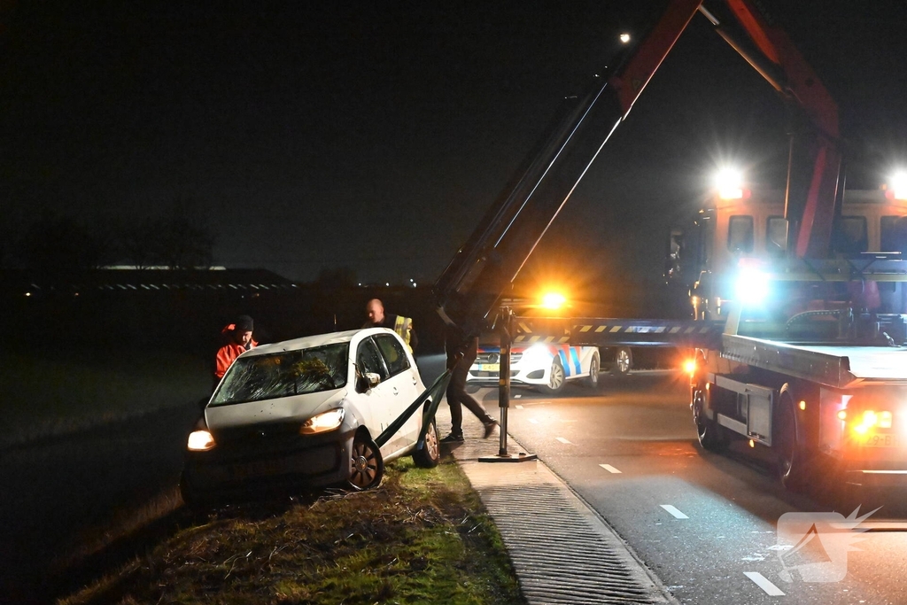 Voertuig op de kop in sloot na ongeval